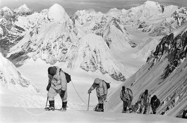 △1960年5月，中國登山隊(duì)隊(duì)員在海拔7150米的冰雪坡上行進(jìn)。
