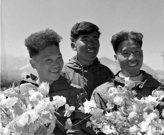 △1960年5月25日凌晨4點(diǎn)20分，中國登山隊(duì)隊(duì)員成功登上珠穆朗瑪峰。（右起）王富洲、貢布（藏族）和屈銀華。